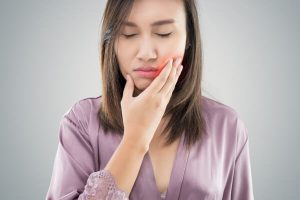A person with a deviated jaw not only has difficulty eating but also suffers from uncomfortable joint pain, affecting their quality of life.