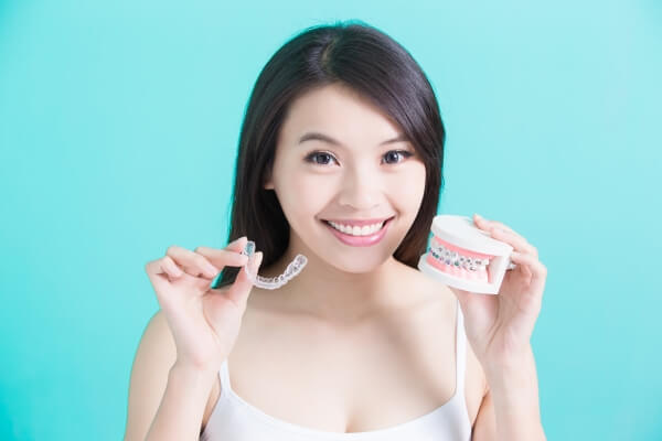 Orthodontic treatment is the optimal solution for cases of jaw deviation caused by crooked or crowded teeth.