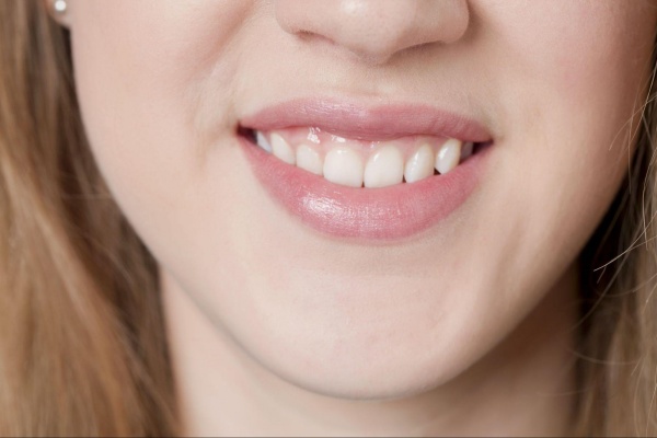 A simple way to know which side of your face is asymmetrical is to smile while looking in the mirror. The side your lips pull towards more is the asymmetrical side.