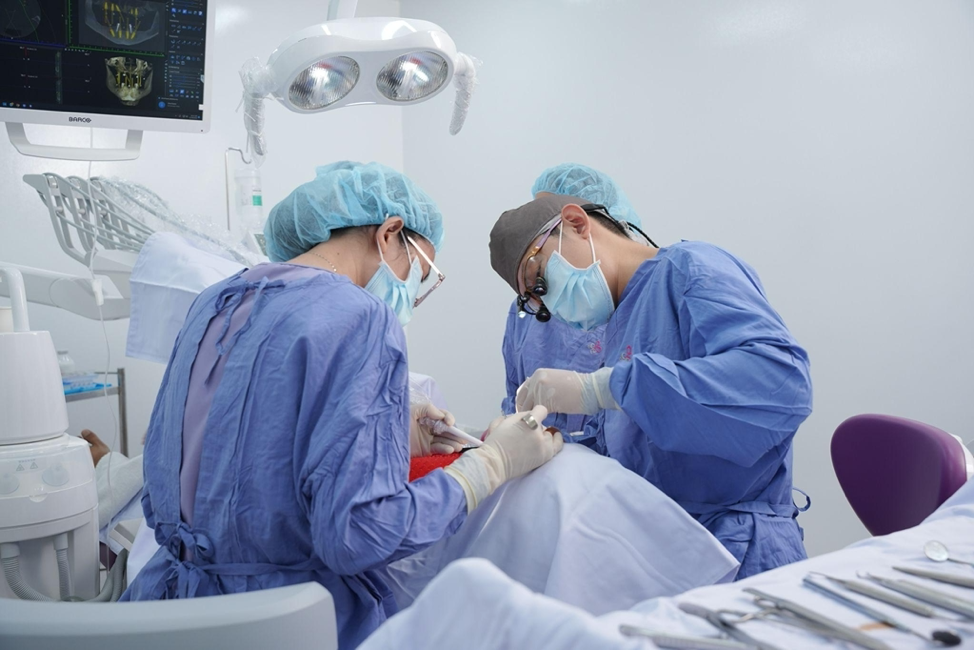 The bone grafting procedure for treating jawbone resorption at Elite Dental adheres to international standards, ensuring high effectiveness.