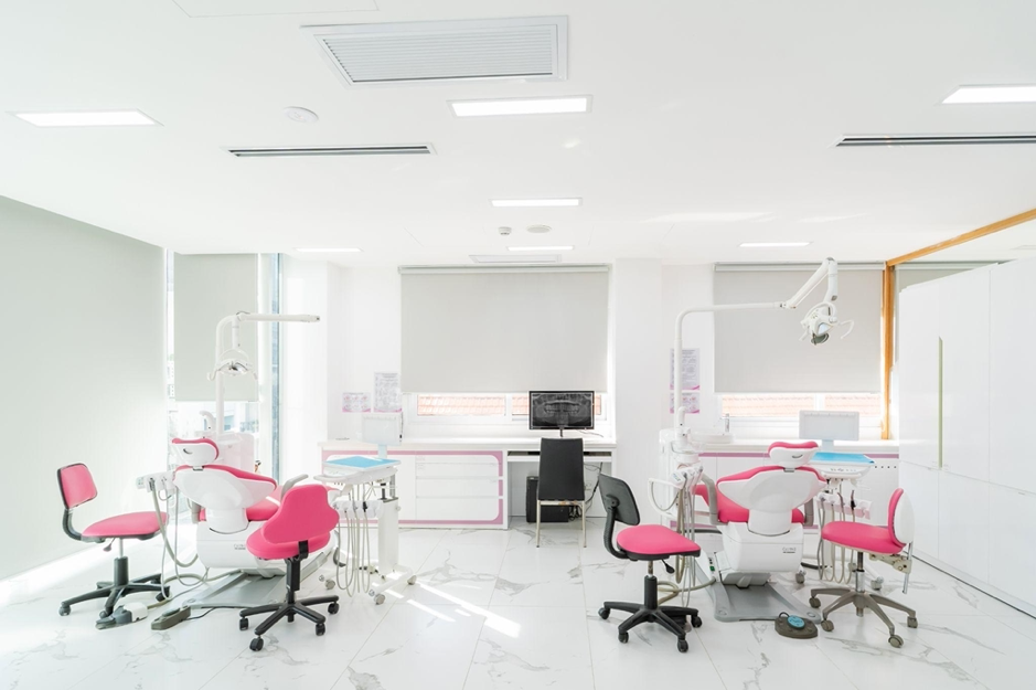 Modern orthodontic clinic equipped with advanced tools, where braces help improve bite alignment and enhance facial harmony.