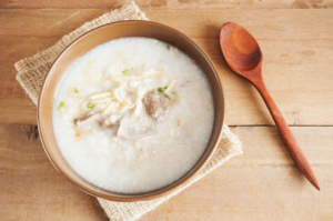 Porridge is a soft, easy-to-eat food that doesn’t require much chewing, helps reduce the impact on the jaw muscles, and provides many nutrients.