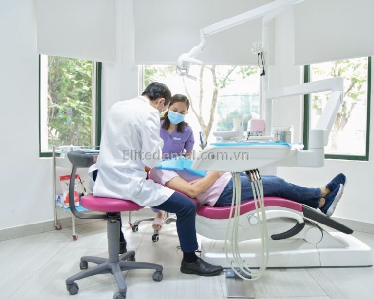 Bác sĩ sẽ lựa chọn răng tạm phù hợp.