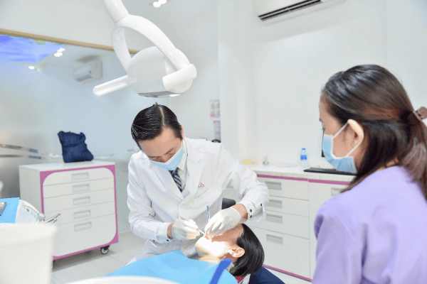 Bác sĩ thăm khám tình trạng răng, hàm tháo lắp