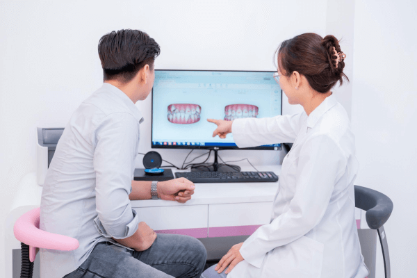 Bác sĩ tư vấn cho khách hàng về lộ trình niềng răng hô