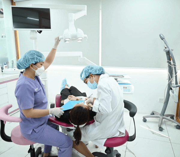 Bác sĩ tại Elite Dental điều trị chỉnh nha cho bệnh nhân
