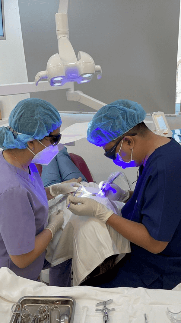 Bác sĩ phẫu thuật cắt nướu răng bằng laser