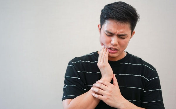 Tiêu xương hàm khi còn chân răng gây khó chịu, đau nhức kéo dài