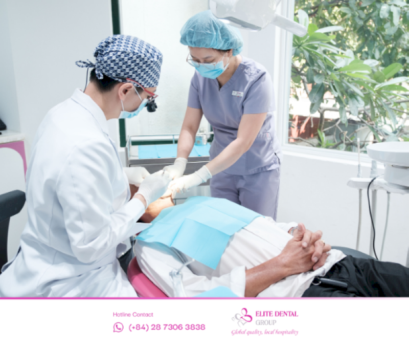 Bác sĩ thăm khám lâm sàng và đánh giá tình trạng răng miệng của khách hàng