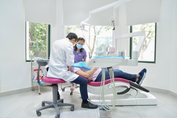 Bác sĩ tại elite dental khám cho bệnh nhân trước khi cấy implant