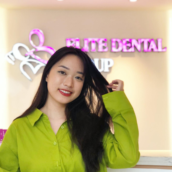 Khách hàng đến trải nghiệm dịch vụ tại elite dental
