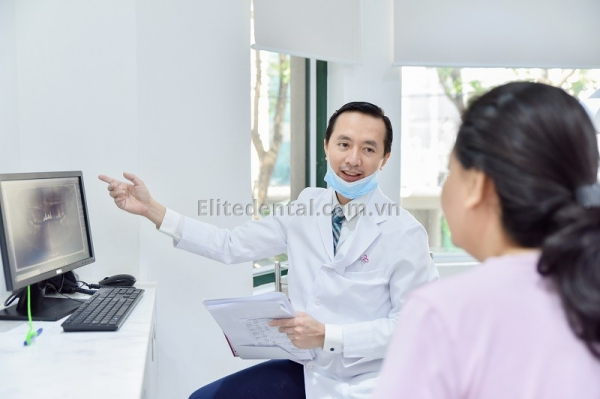 Bác sĩ tại Elite Dental đang tư vấn cho bệnh nhân