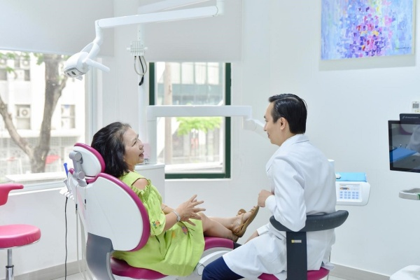 Bác sĩ tại Elite Dental đang tư vấn cho khách hàng
