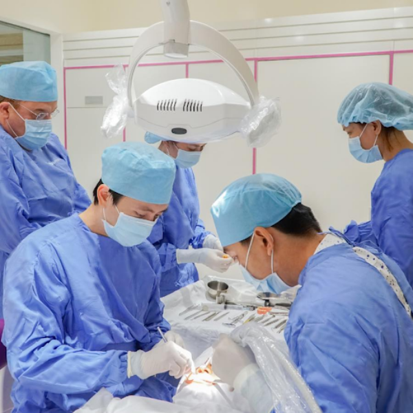 Các bác sĩ đang cấy ghép Implant cho bệnh nhân