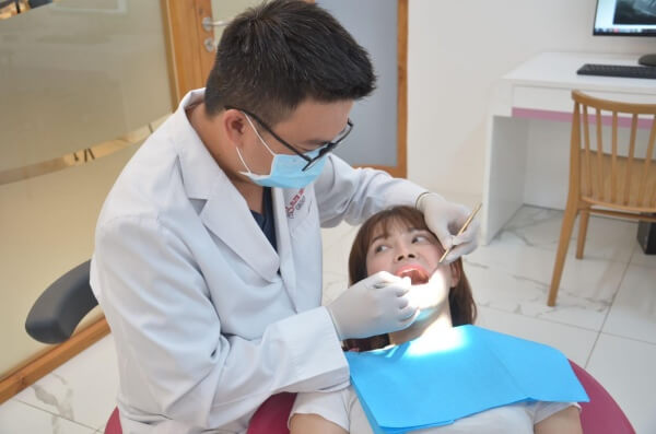 Bác sĩ đang nhổ răng cho bệnh nhân