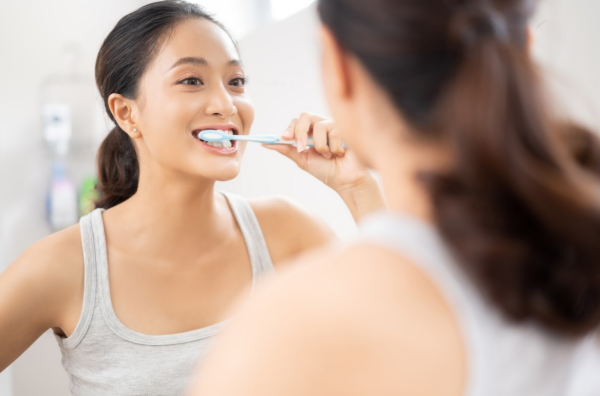 vệ sinh răng miệng sạch sẽ trước khi nhổ răng khôn