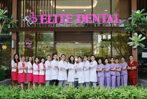 Tập thể bác sĩ và nhân viên tại Elite Dental Metropole