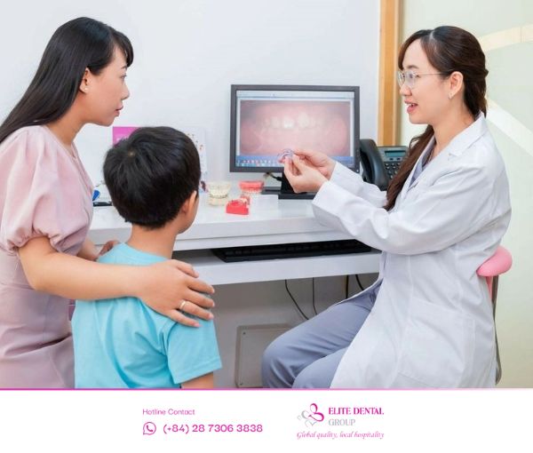 Khớp cắn ngược chức năng xuất phát từ thói quen hoặc sự cản trở khi trẻ cắn, nhai