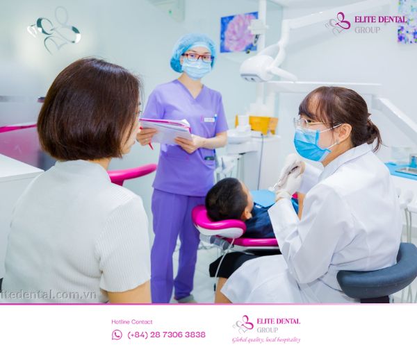 Phụ huynh nên đưa bé đi kiểm tra răng miệng để có phác đồ phù hợp tình trạng của bé