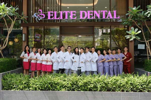 Đội ngũ bác sĩ và nhân viên của một cơ sở Elite Dental