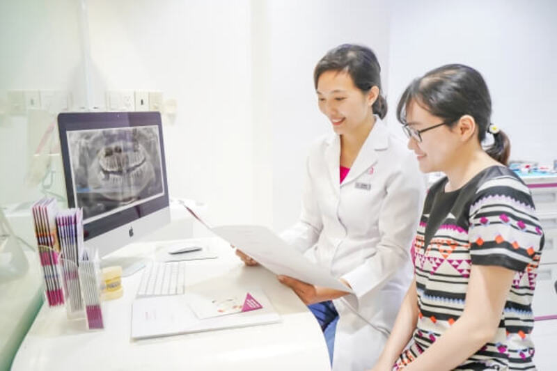 Chụp phim, khám cùng Bác sĩ là bước khởi đầu cần thiết trong quy trình nhổ răng khôn