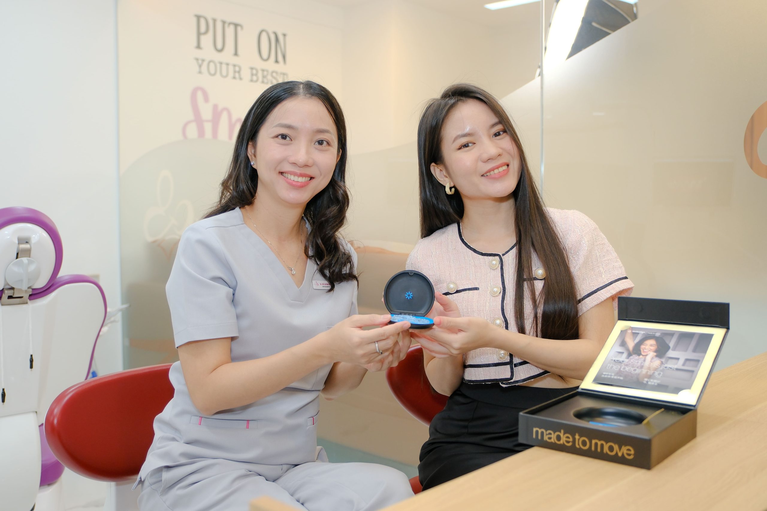 Sau hành trình đồng hành cùng nhau, Bác sĩ Quỳnh Như và khách hàng đã có bức ảnh kỷ niệm với nụ cười rạng rỡ, hài lòng về kết quả chỉnh nha Invisalign – tối ưu và bền vững.