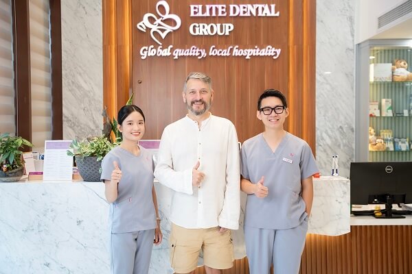 Anh Maciej chụp hình kỉ niệm cùng bác sĩ tại Elite Dental