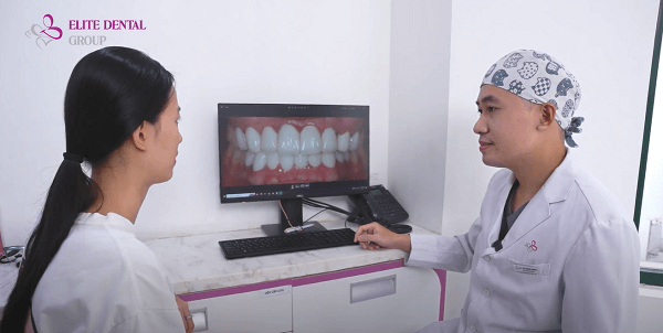 hình ảnh bác sĩ tư vấn về dịch vụ bọc răng sứ tại Elite Dental