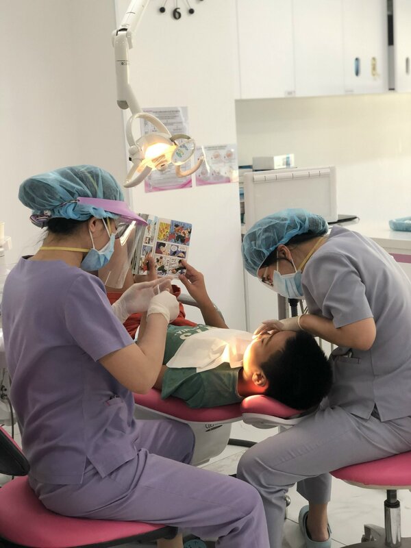 bệnh nhi thăm khám tại Elite Dental