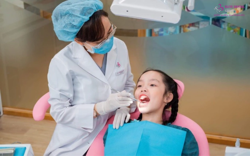 Sự thân thiện và nhẹ nhàng của bác sĩ sẽ giúp trẻ thoải mái hơn trong quá trình thăm khám