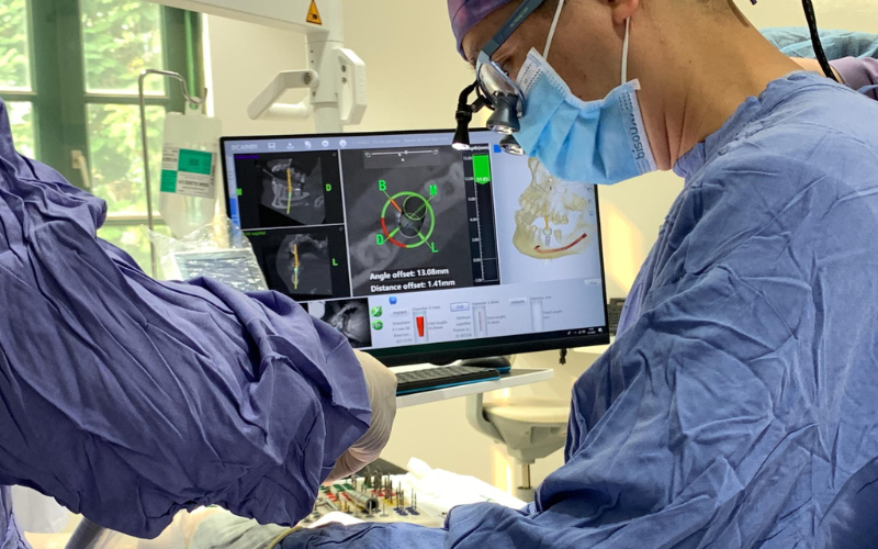 Ứng dụng máy hướng dẫn động Navigation vào quá trình trồng răng Implant