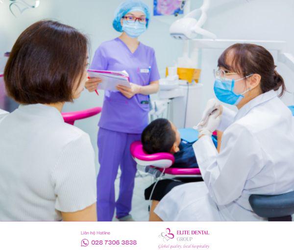 Bác sĩ chỉnh nha tại Elite Dental đang thăm khám và tư vấn cho bệnh nhân.