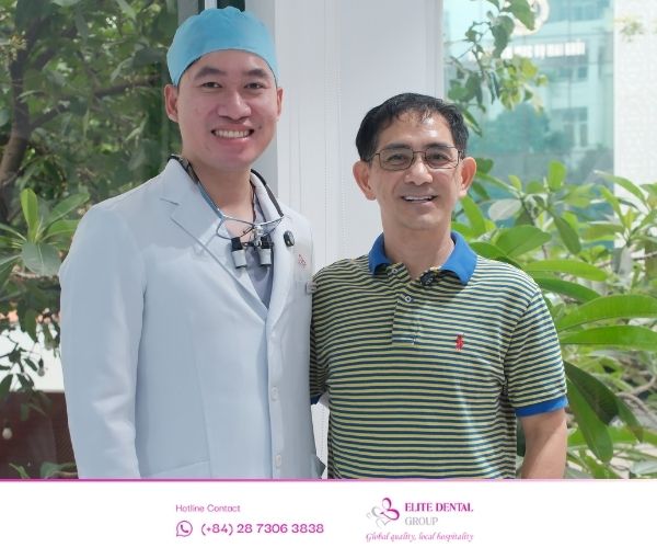 Anh Quang Tuyến chụp ảnh kỷ niệm cùng bác sĩ của Elite Dental