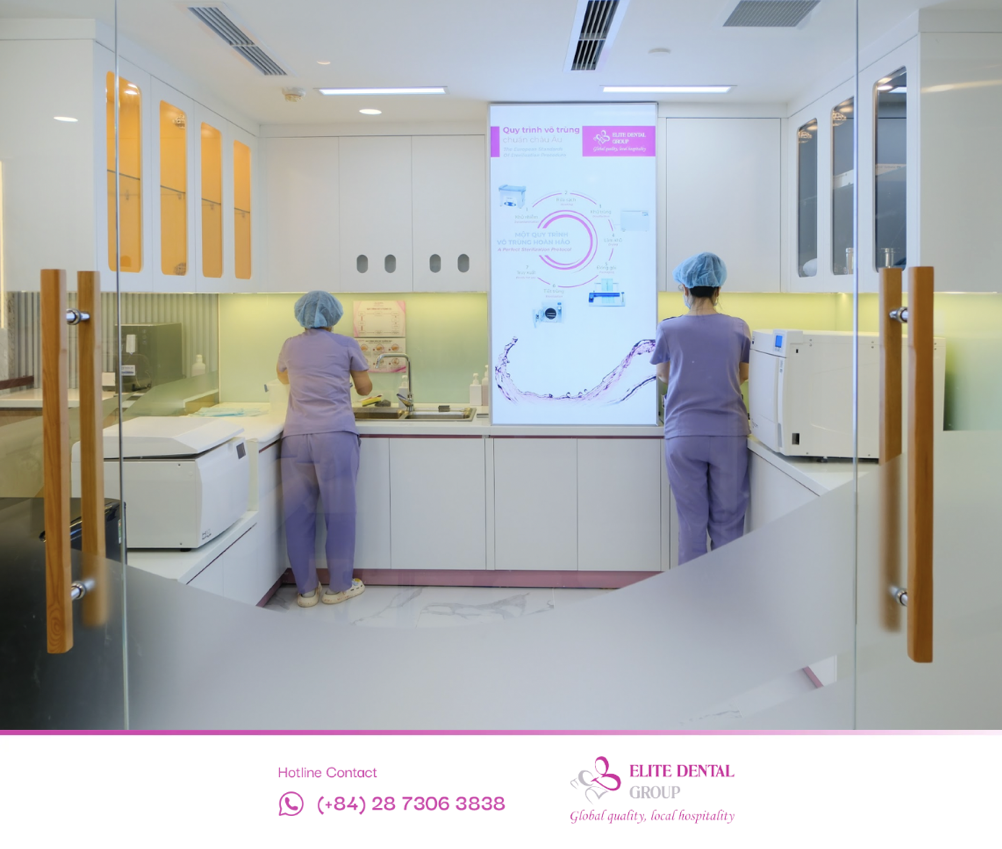 Theo hệ thống tiêu chuẩn AACI, kiểm soát nhiễm khuẩn là một trong những trụ cột rõ ràng nhất của an toàn bệnh nhân trong nha khoa.