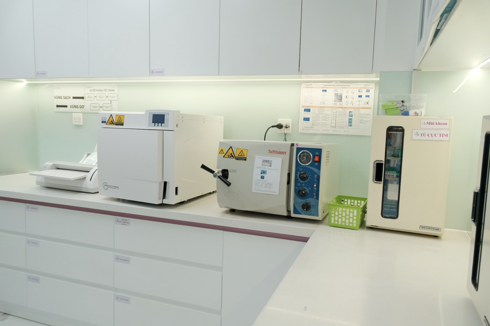Phòng vô trùng tại Elite Dental với lối đi một chiều, tách bạch sạch – bẩn, đảm bảo kiểm soát nhiễm khuẩn chặt chẽ.